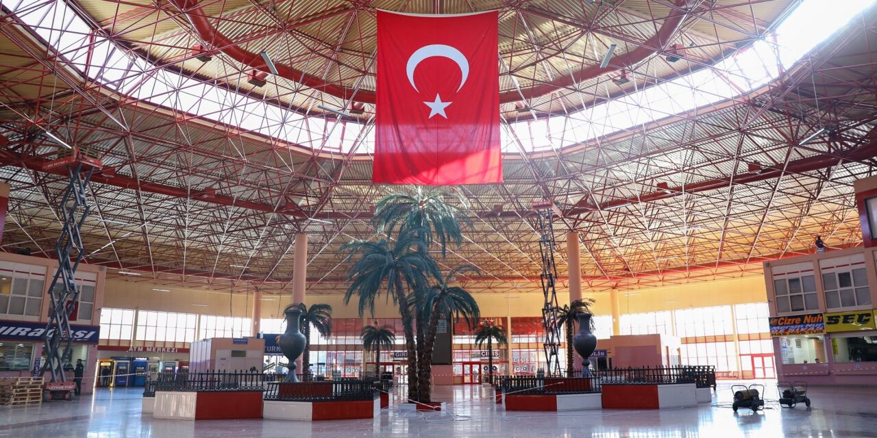  ŞAHİN, TERMİNAL BİNASININ ÇATISINDA YÜRÜTÜLEN ÇALIŞMALARI DRONE İLE İZLEDİ