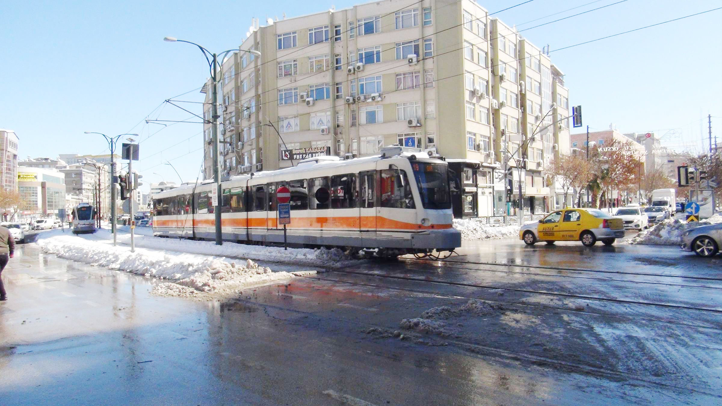 YOĞUN KAR YAĞIŞI SONRASI HAYAT NORMALE DÖNÜYOR