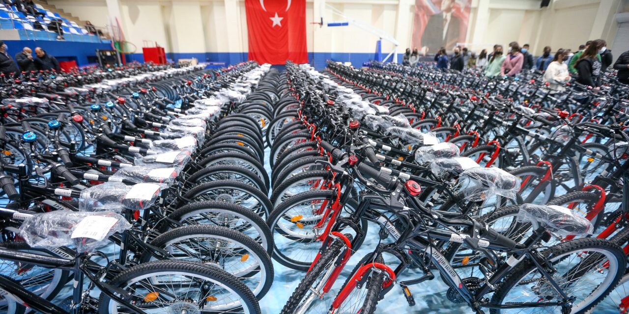 BÜYÜKŞEHİR VE VALİLİK İŞ BİRLİĞİNDE PANSİYONDA KONAKLAYAN BİN ÖĞRENCİYE BİSİKLET DAĞITILDI! 