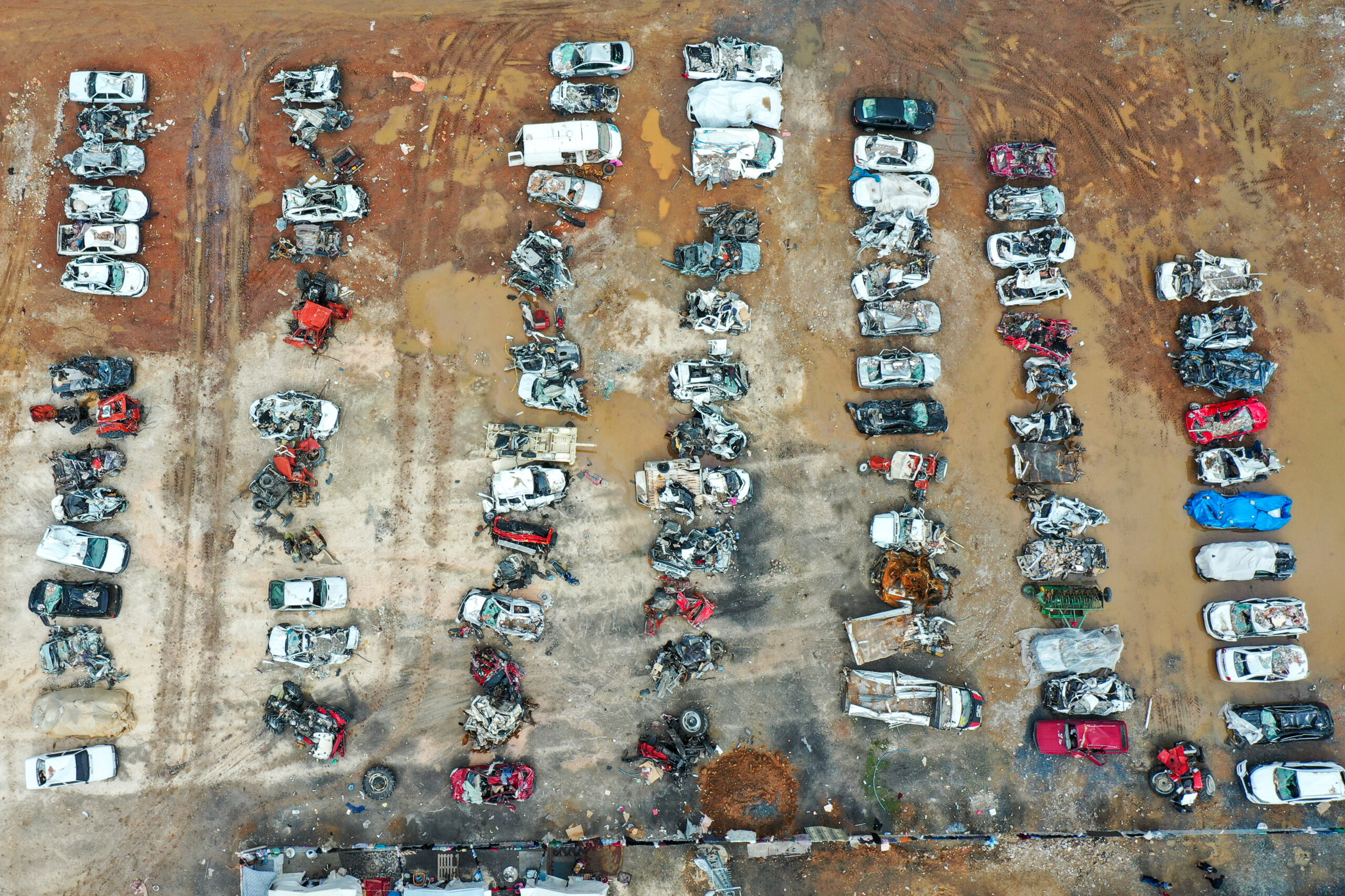 Nurdağı’nda enkazdan çıkarılan hasarlı araçlar sahiplerini bekliyor