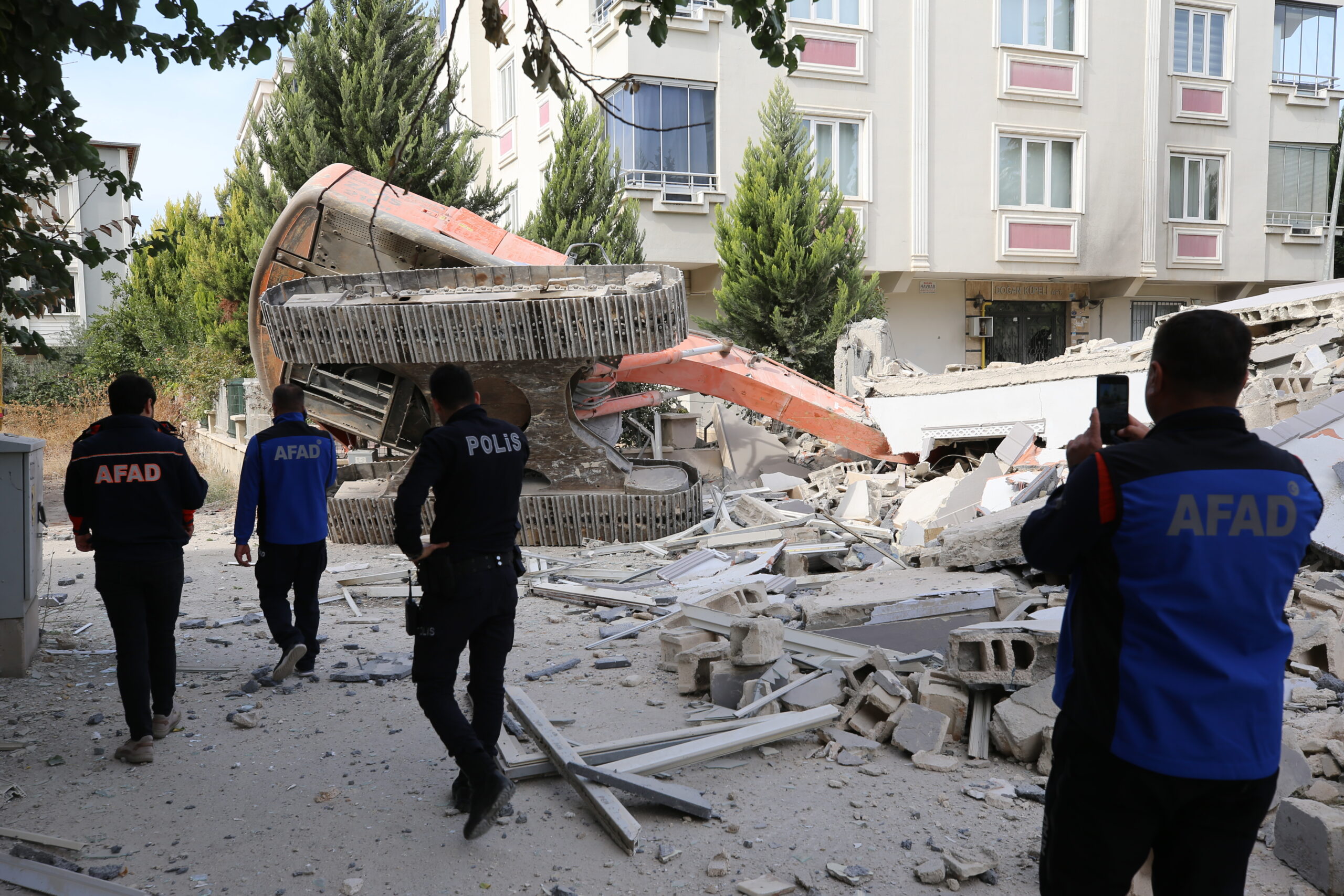 Gaziantep’te ağır hasarlı binanın iş makinesi üzerine devrilmesi kamerada