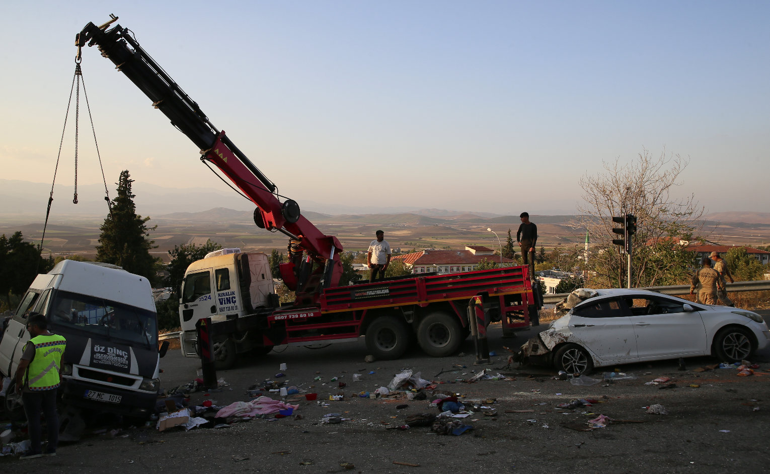 Gaziantep’te seyir halindeki kamyon trafik ışığındaki 3 araca çarptı