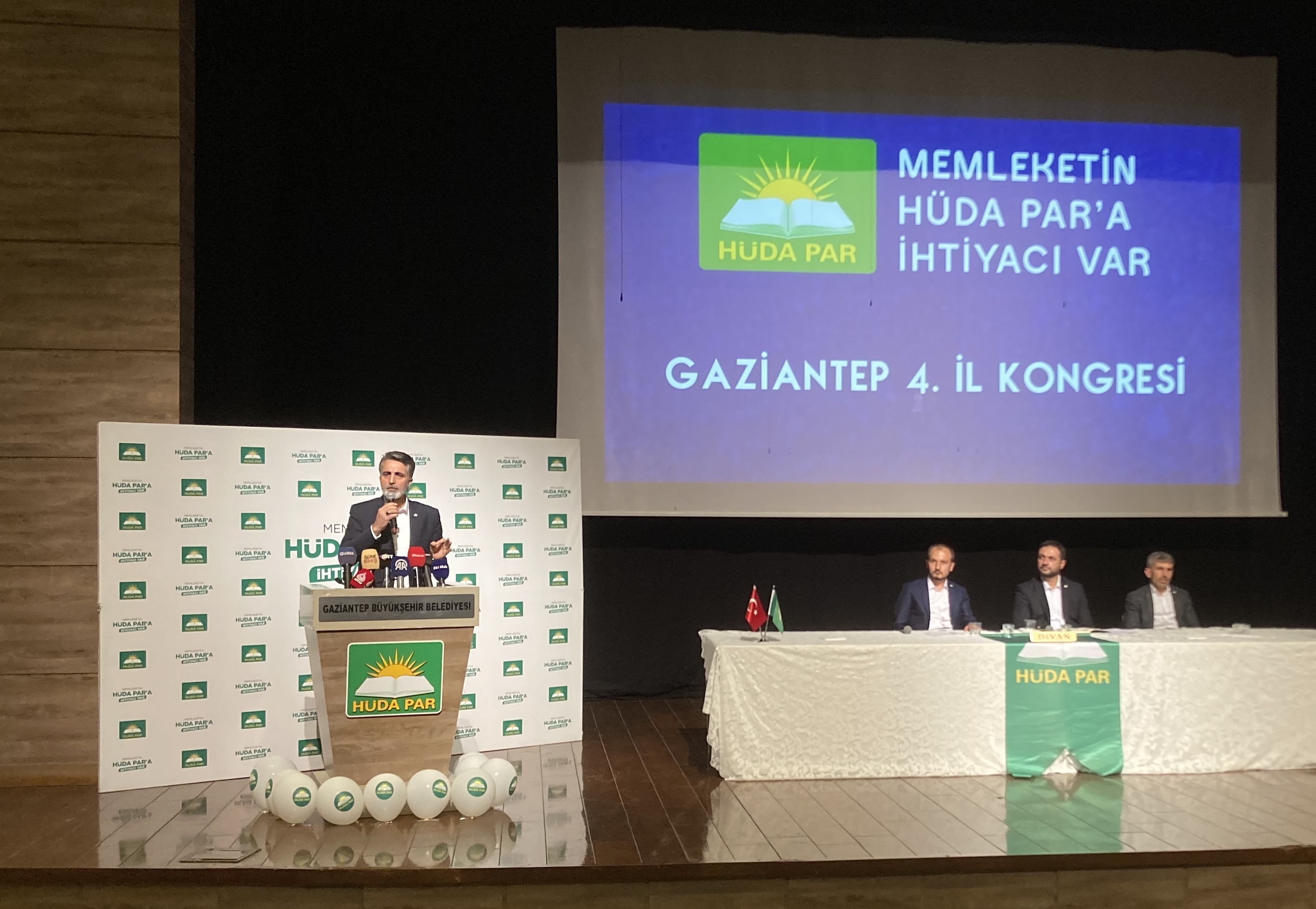 HÜDA PAR Genel Başkan Yardımcısı Emiroğlu, Gaziantep’te partisinin il kongresinde konuştu