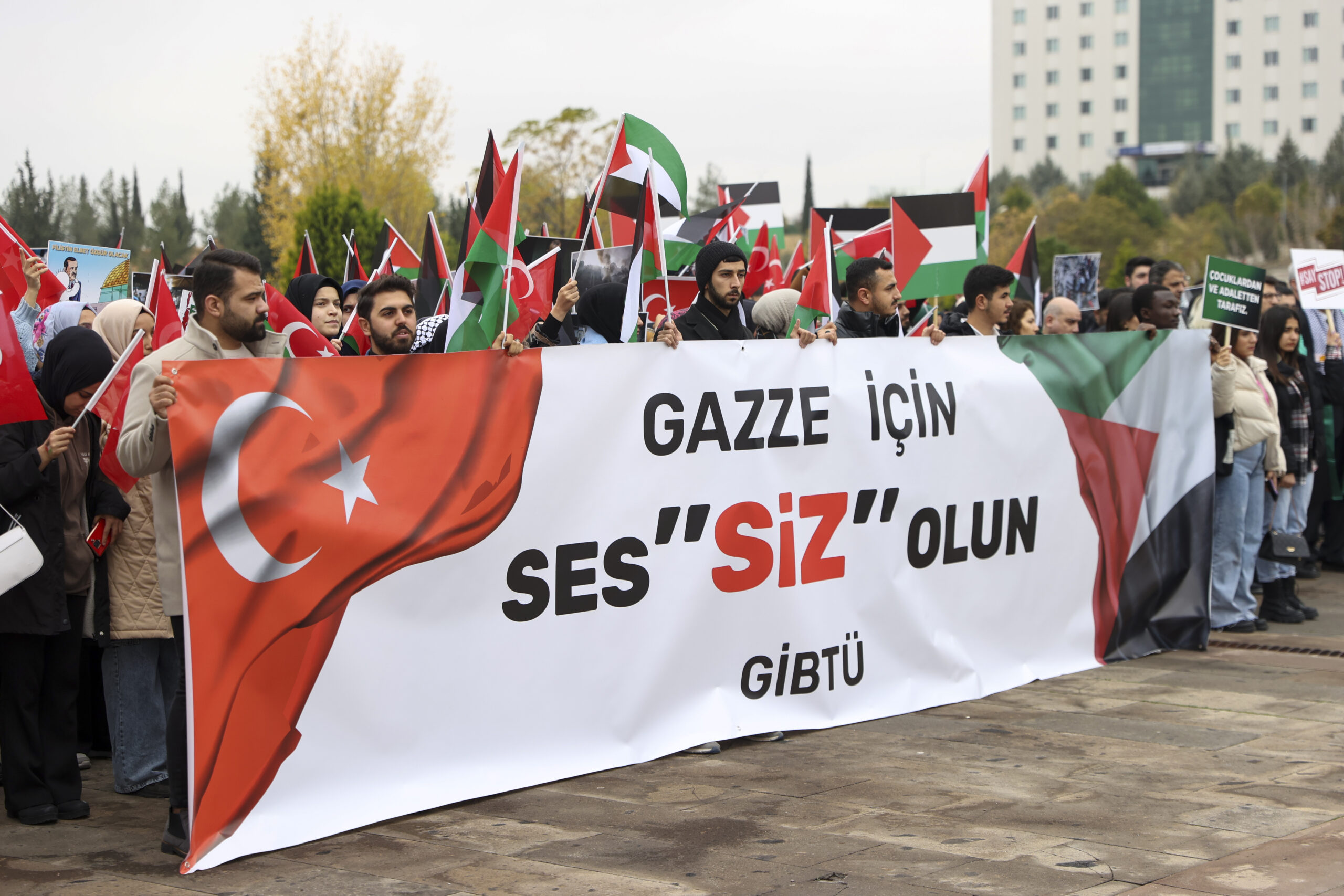 İsrail’in Gazze’ye yönelik saldırılarına “sessiz protesto”