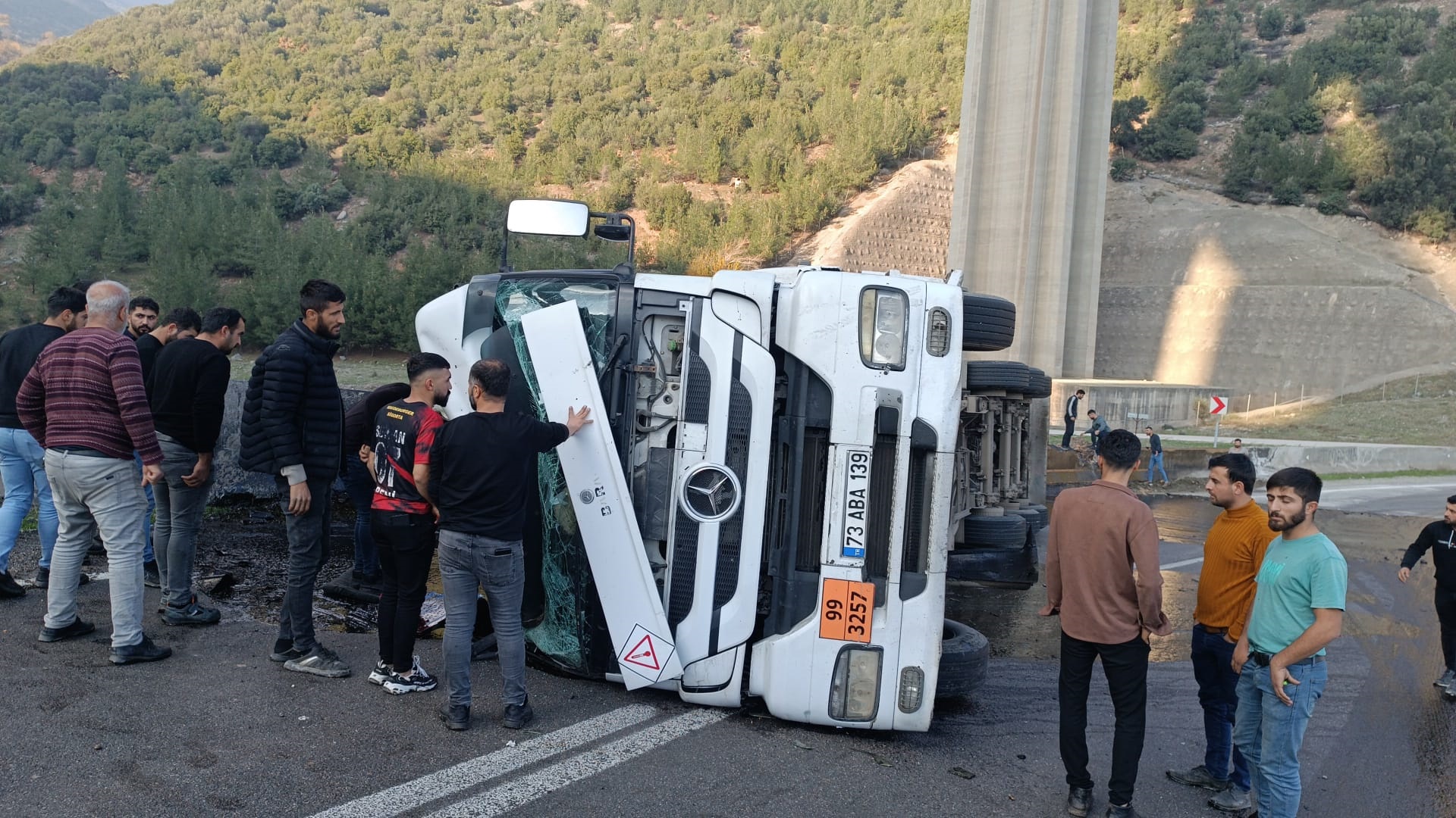 Gaziantep’te devrilen asfalt yüklü tırdaki 2 kişi yaralandı