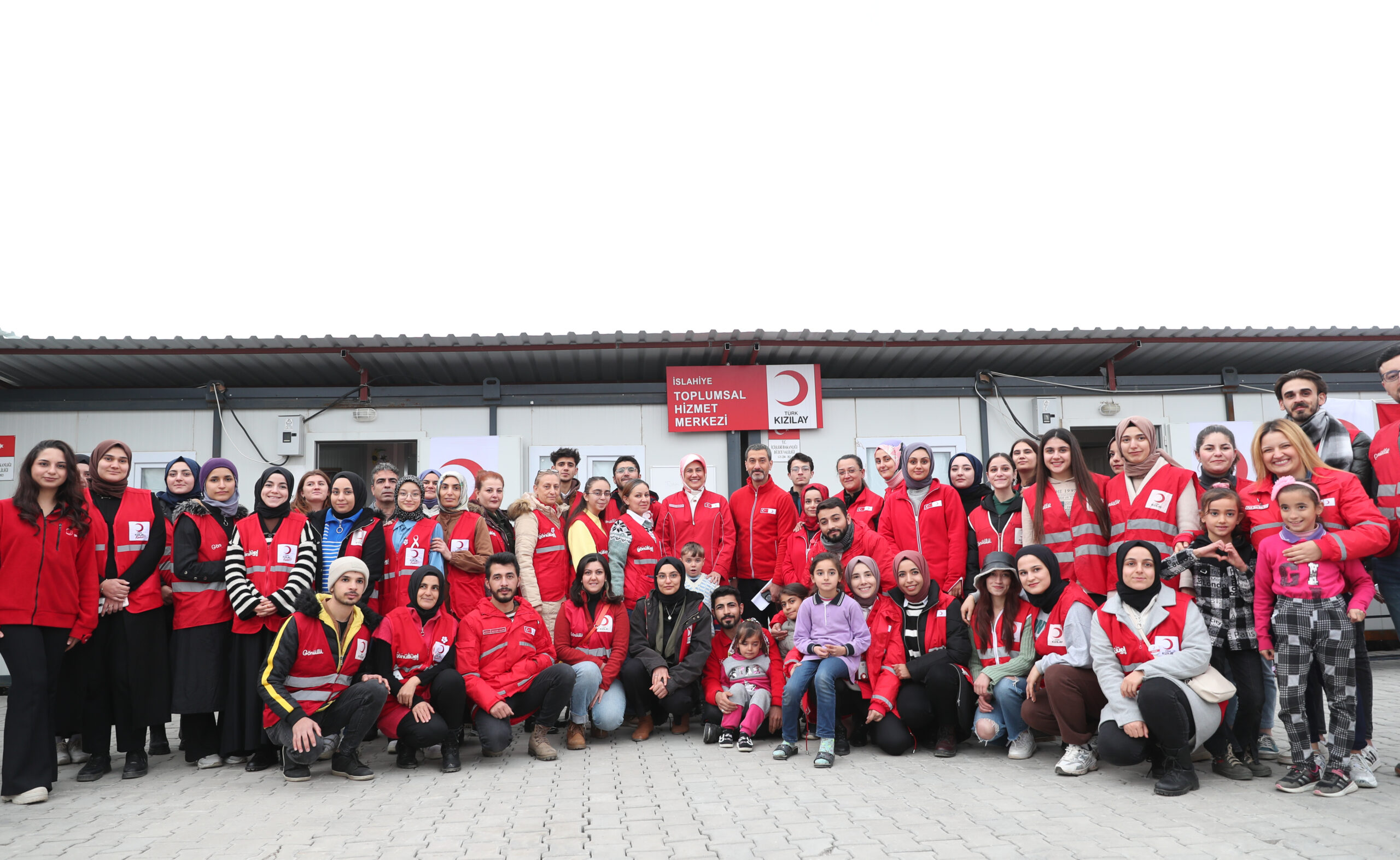 Türk Kızılay, İslahiye’de depremzedelere kışlık giysi ve malzeme desteğinde bulundu