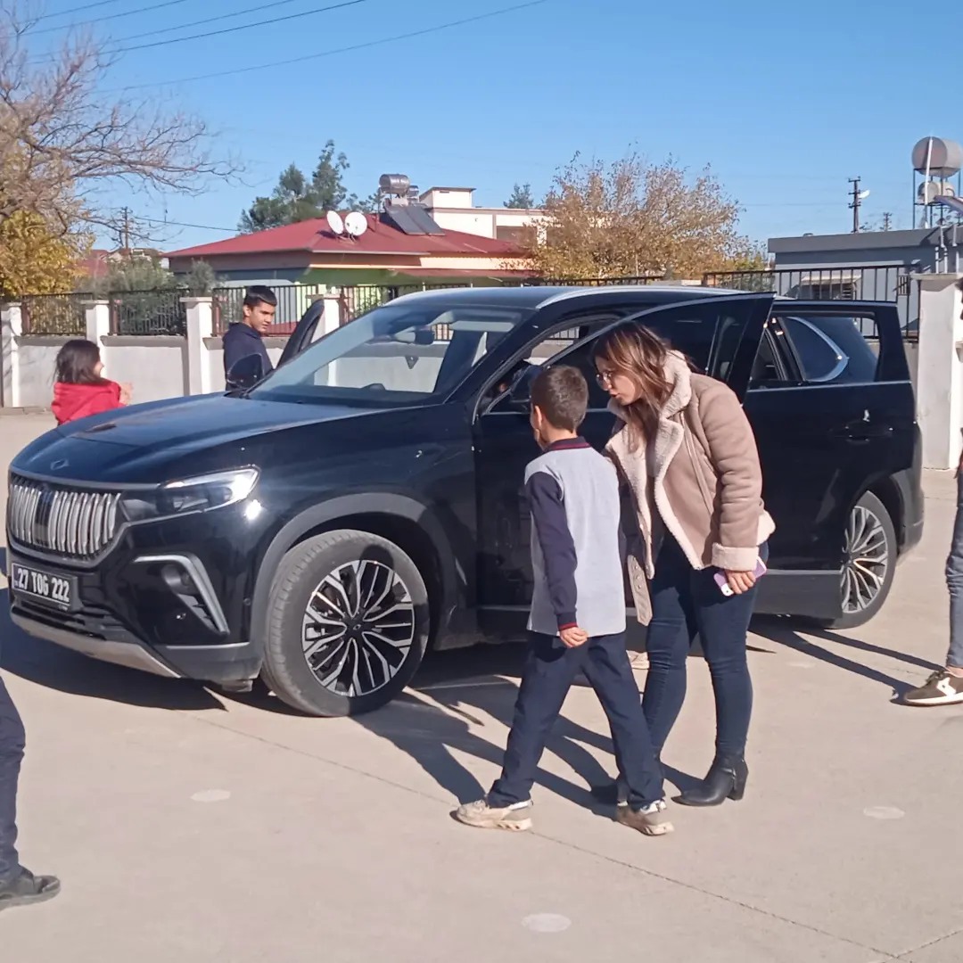Türkiye’nin yerli otomobili Togg, İslahiye’de öğrencilere tanıtıldı