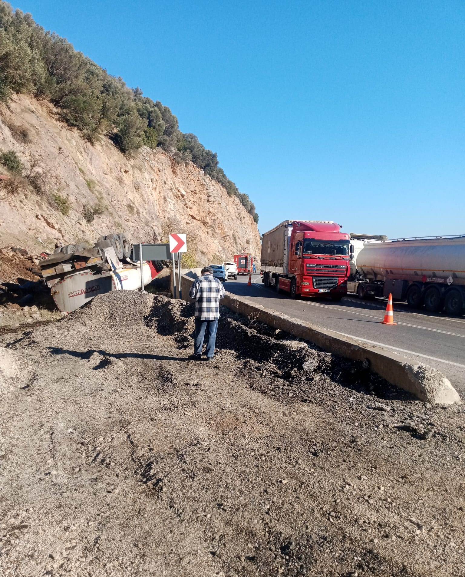 Gaziantep’te devrilen mazot yüklü tankerin sürücüsü hayatını kaybetti