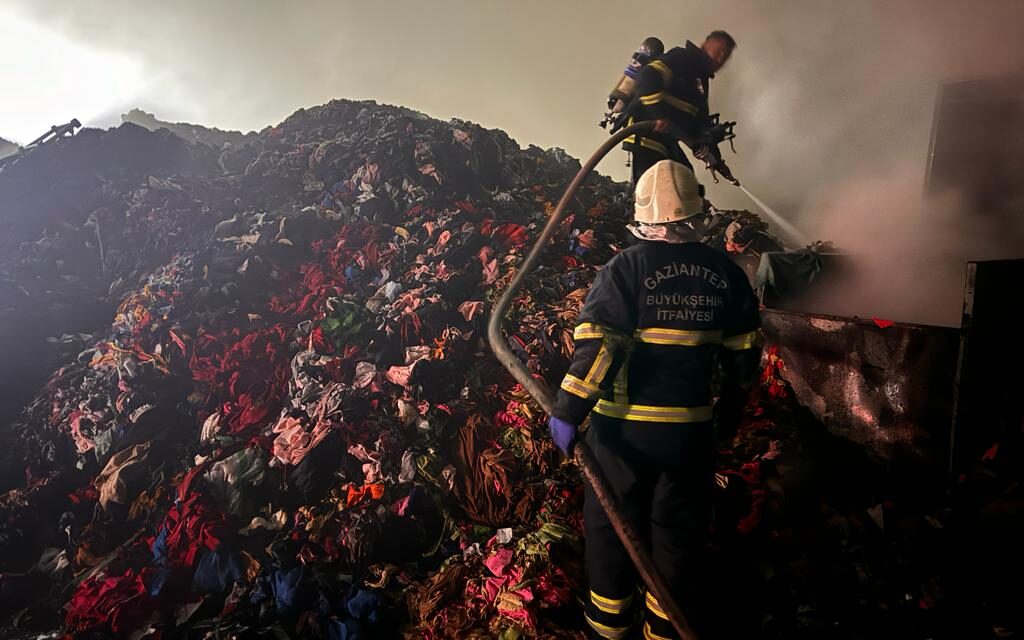 Gaziantep’te tekstil fabrikasında çıkan yangın kontrol altına alındı