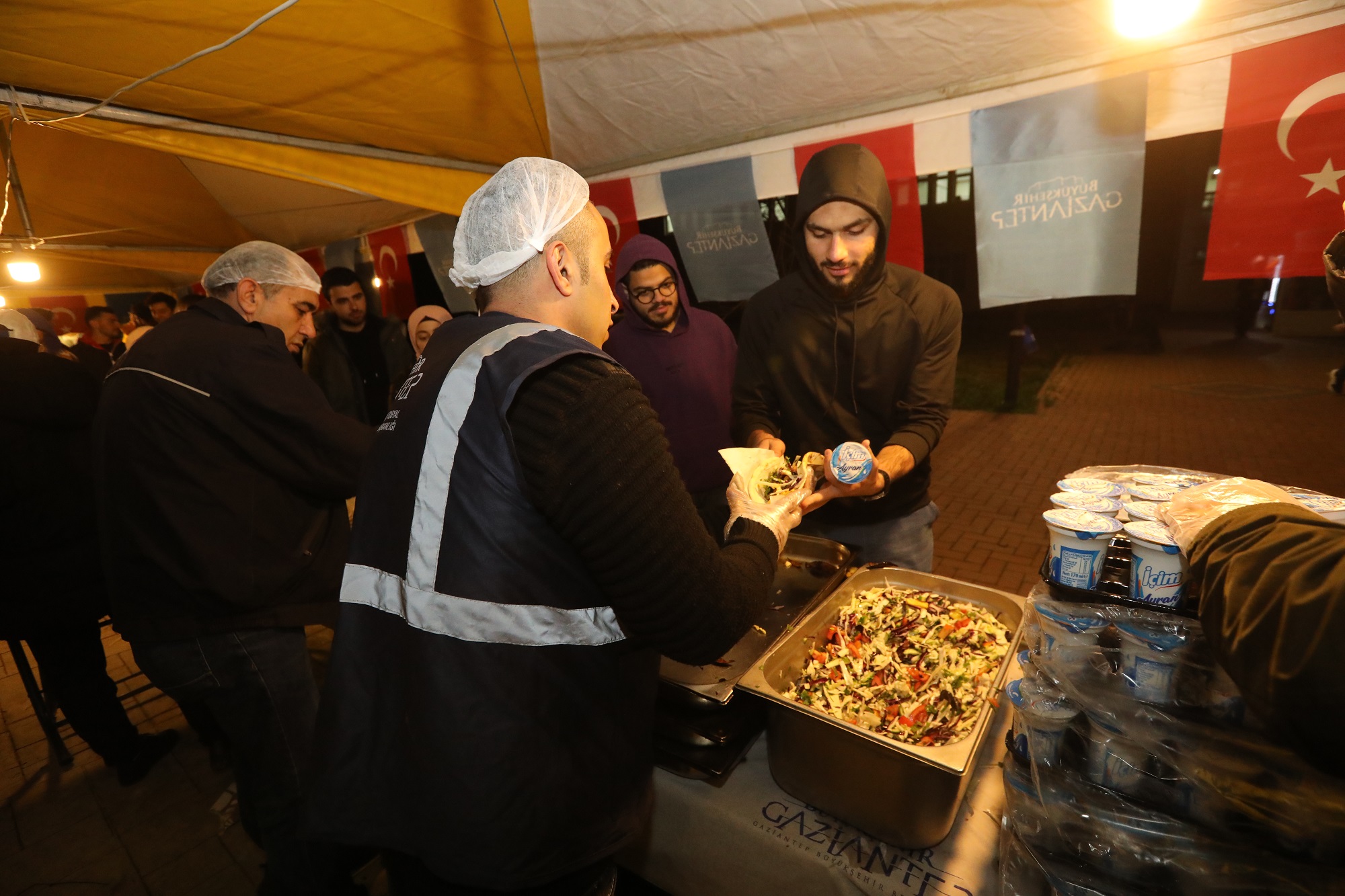 Gaziantep’te üniversite sınavına giren öğrencilere ücretsiz yemek dağıtılıyor