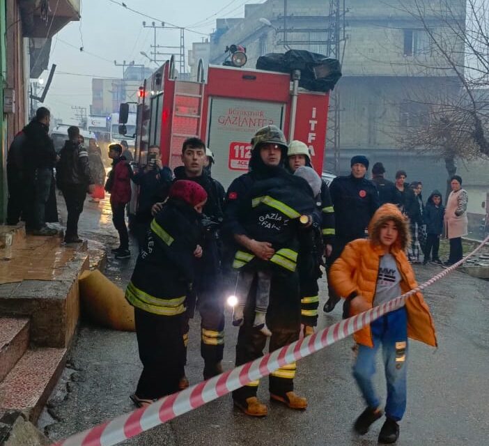Gaziantep’te yangın çıkan binada mahsur kalan 5 kişi kurtarıldı