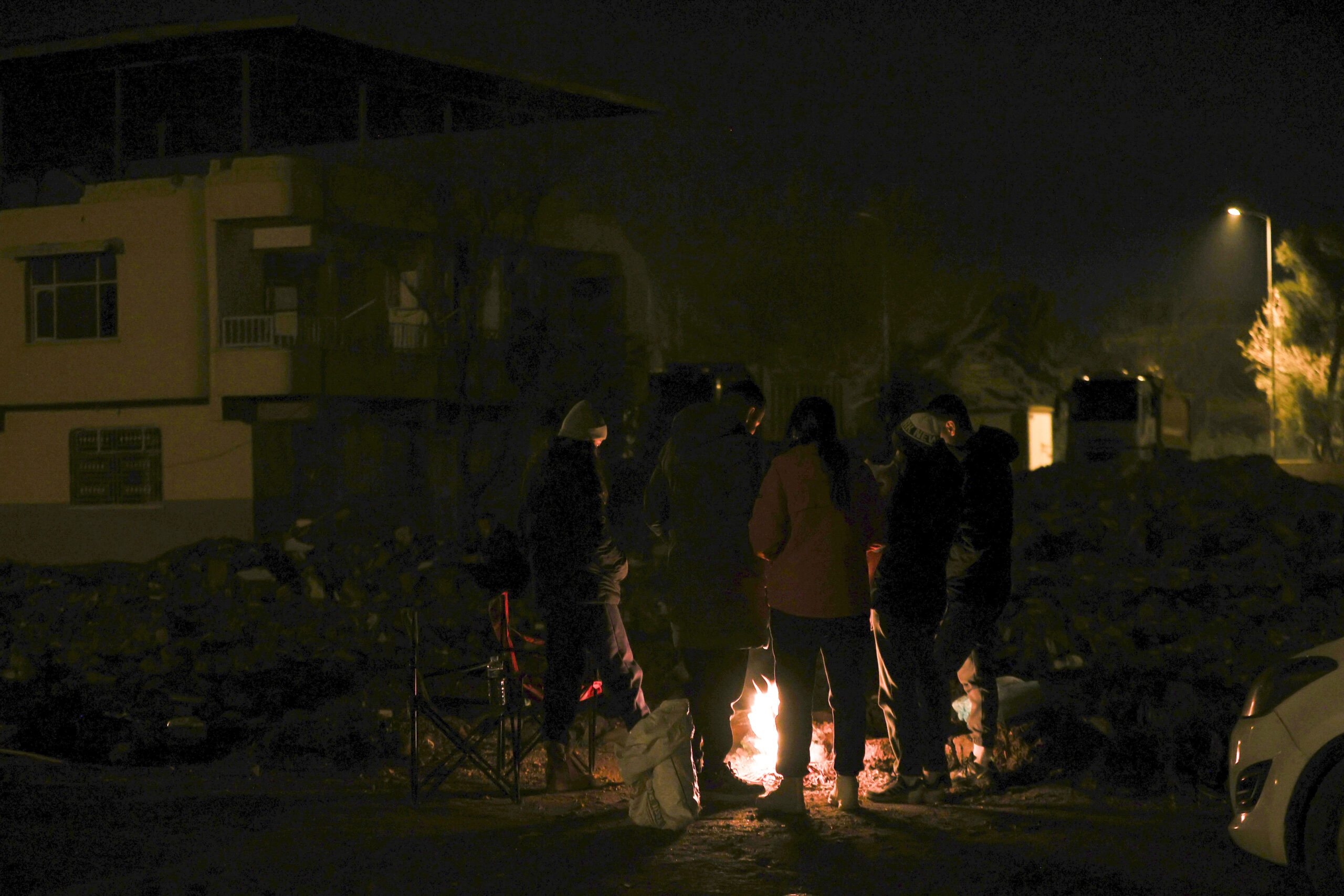 Depremzede aileler 6 Şubat’ın yıl dönümünü evlerinin yıkıldığı bölgede geçiriyor