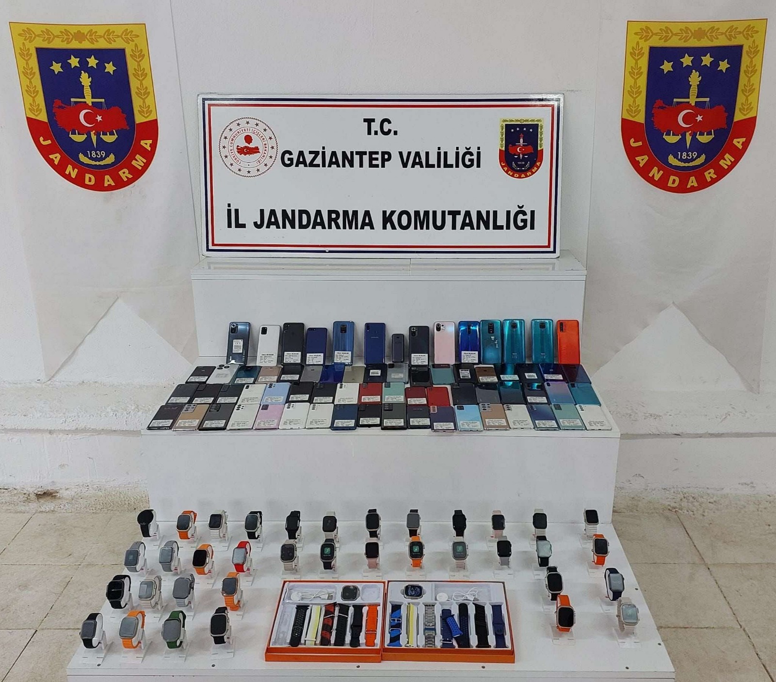 Gaziantep’te gümrük kaçağı 64 telefon ve 38 akıllı saat ele geçirildi