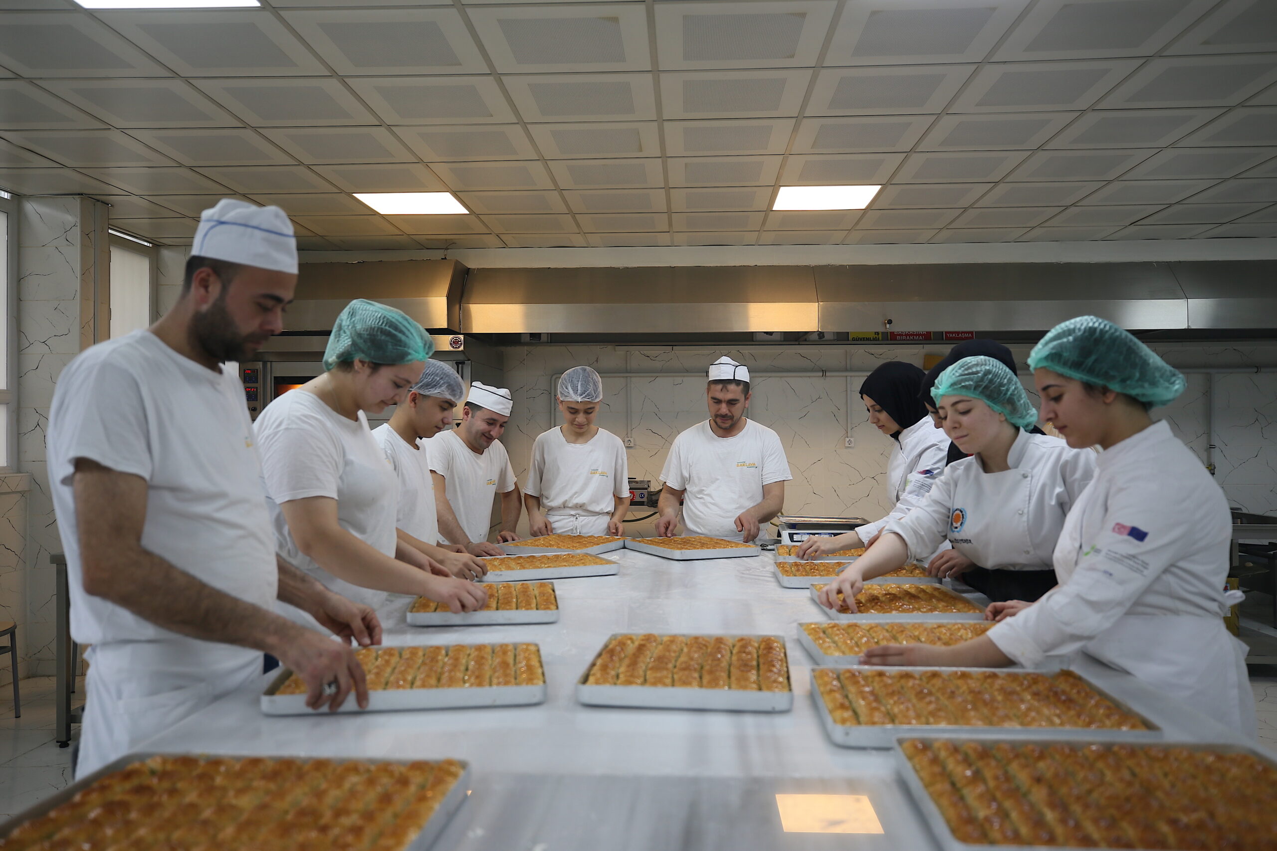 Gastronomi şehrinin liseli baklava üreticileri okula 1 yılda 4 milyon lira gelir sağladı