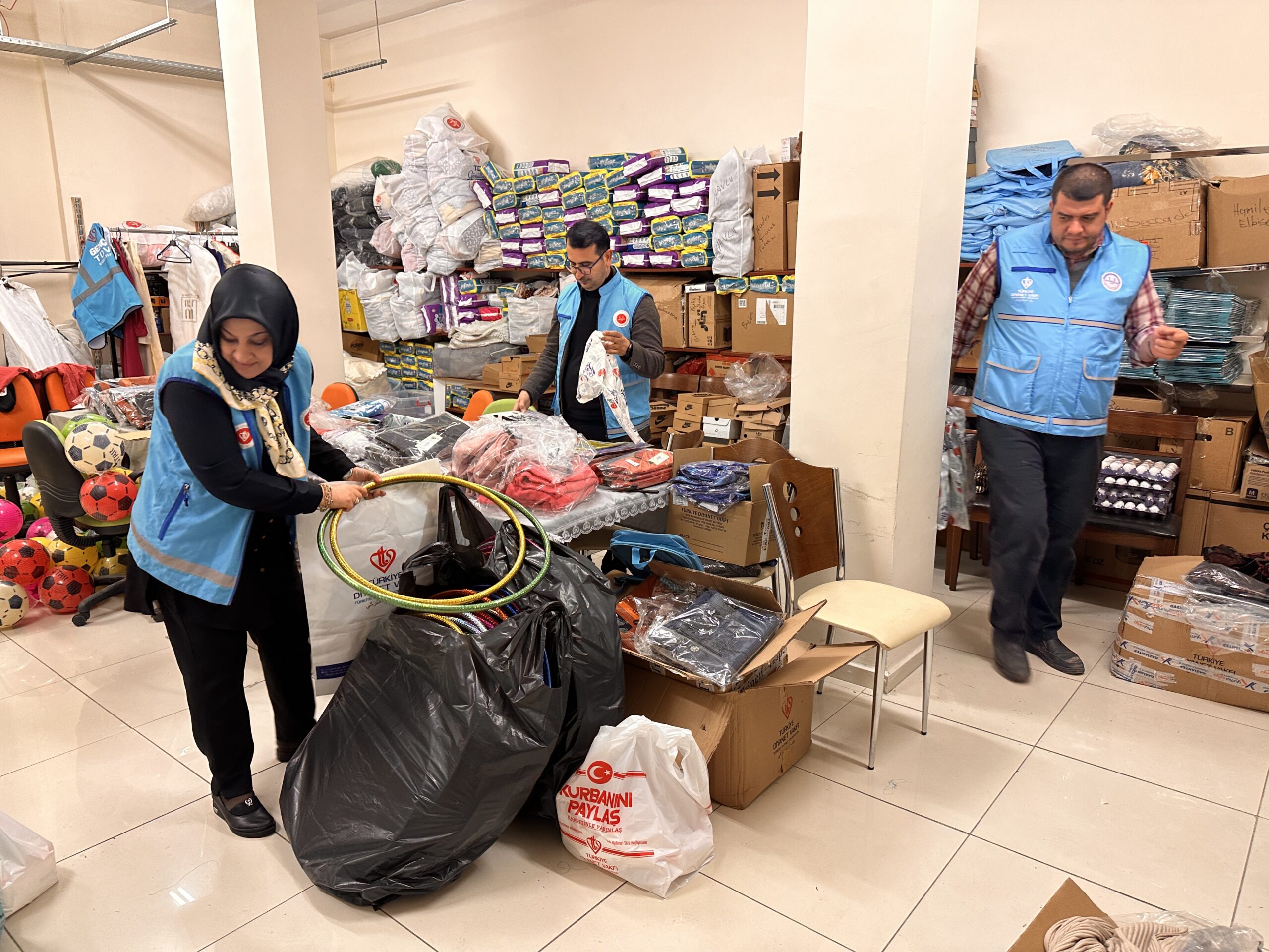 Gaziantep’te yardım malzemeleri ihtiyaç sahiplerine evlerinde teslim ediliyor