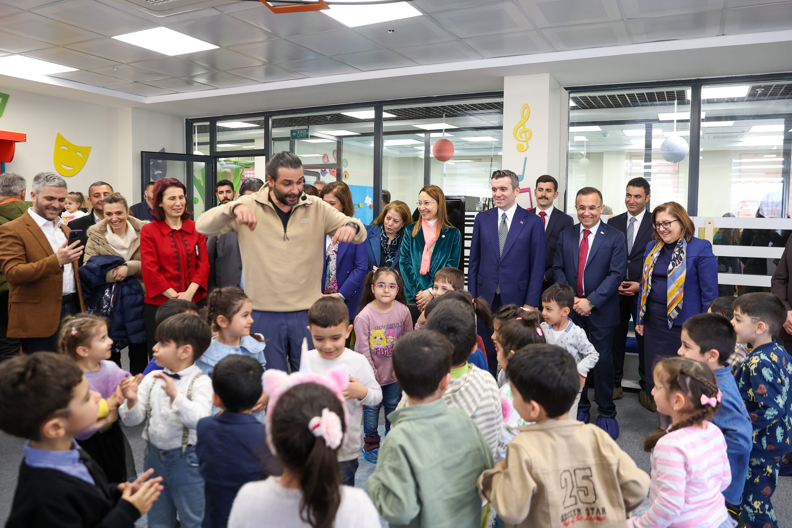 Aile ve Sosyal Hizmetler Bakan Yardımcısı Kıran, Gaziantep’te bebek kütüphanesi açtı