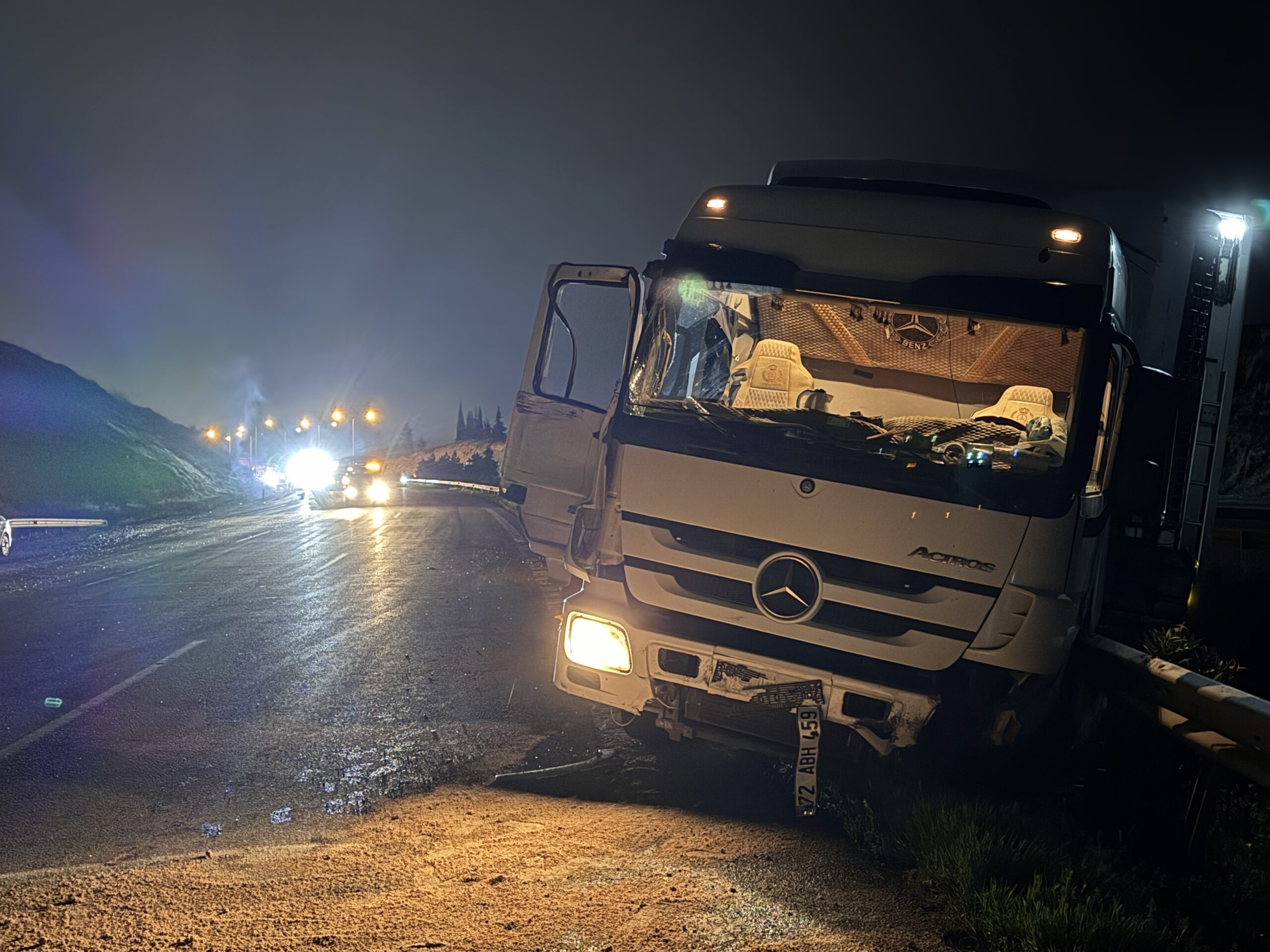Gaziantep’te tır kazaya müdahale eden ekibin aracına çarptı, 3’ü trafik polisi 4 kişi yaralandı