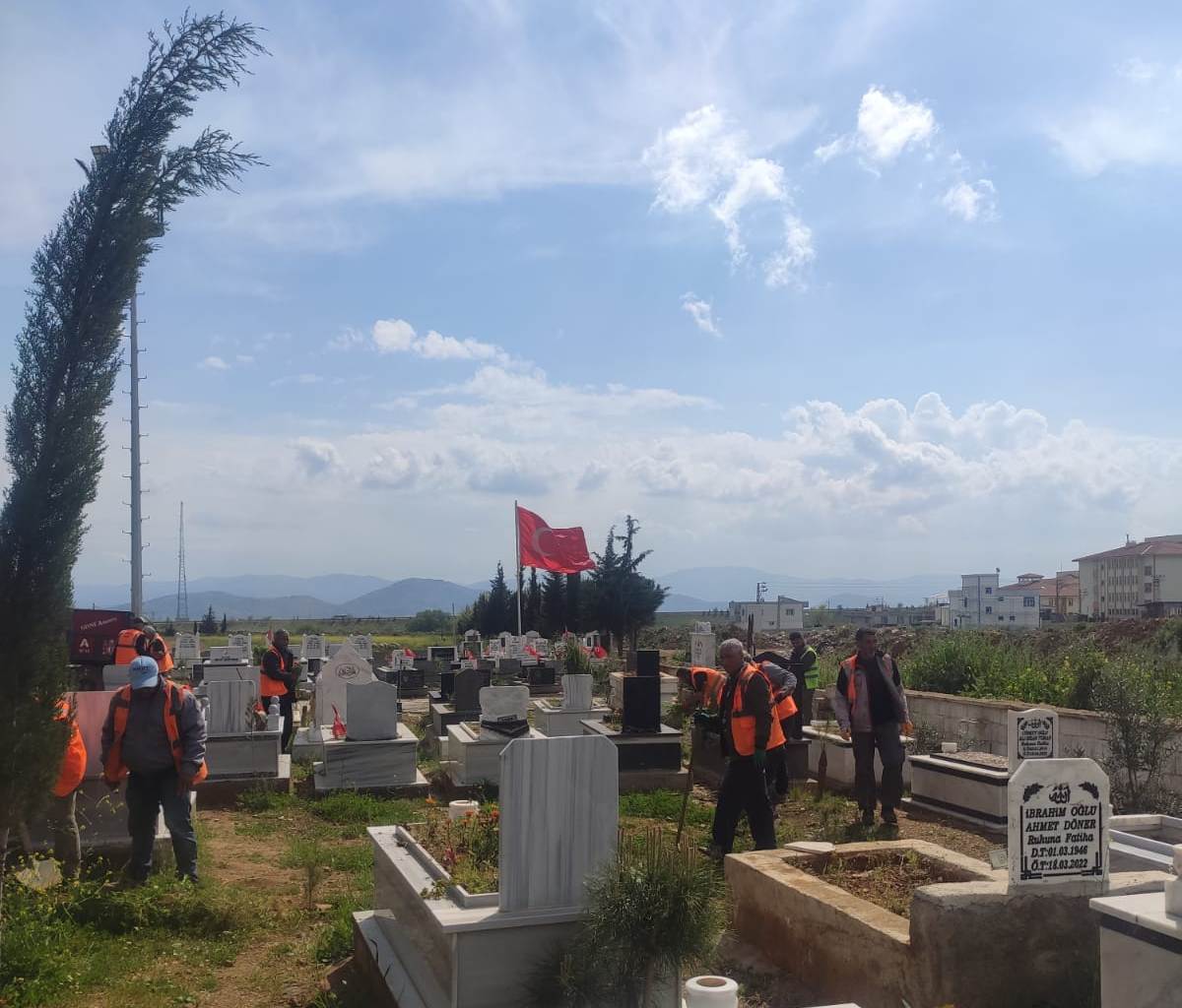 İslahiye Belediyesi mezarlıkta bayram temizliği yaptı