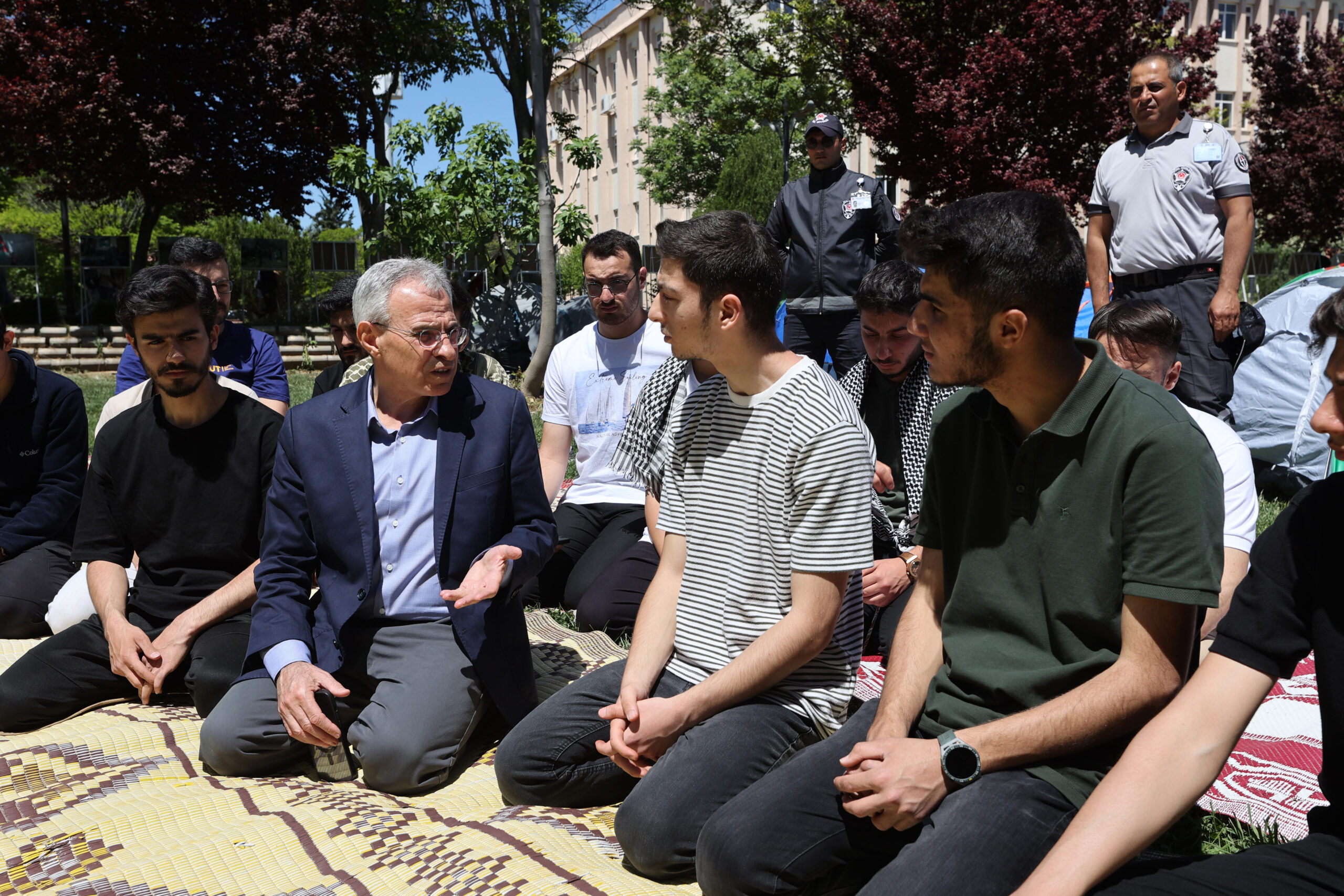 Gaziantep’te üniversite öğrencileri İsrail’in Gazze’ye saldırılarına karşı oturma eylemi başlattı