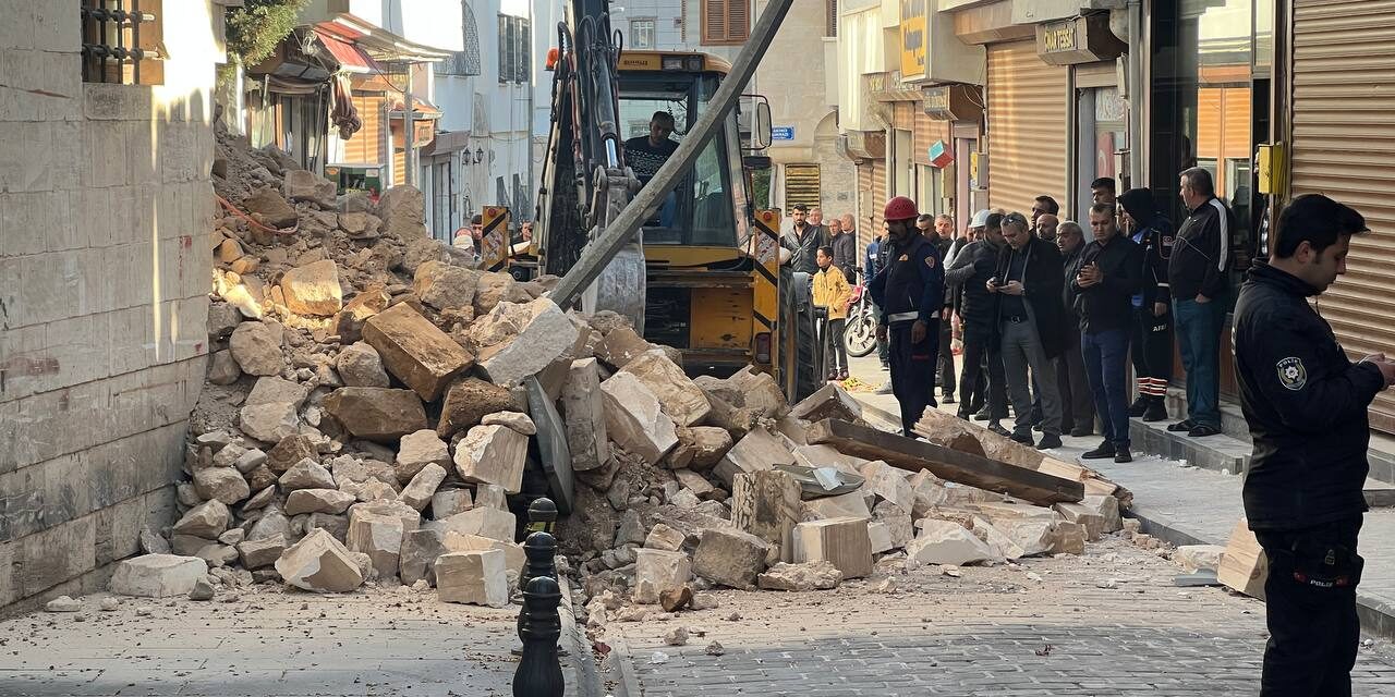 Kilis’te depremde ağır hasar gören tarihi cami kendiliğinden yıkıldı