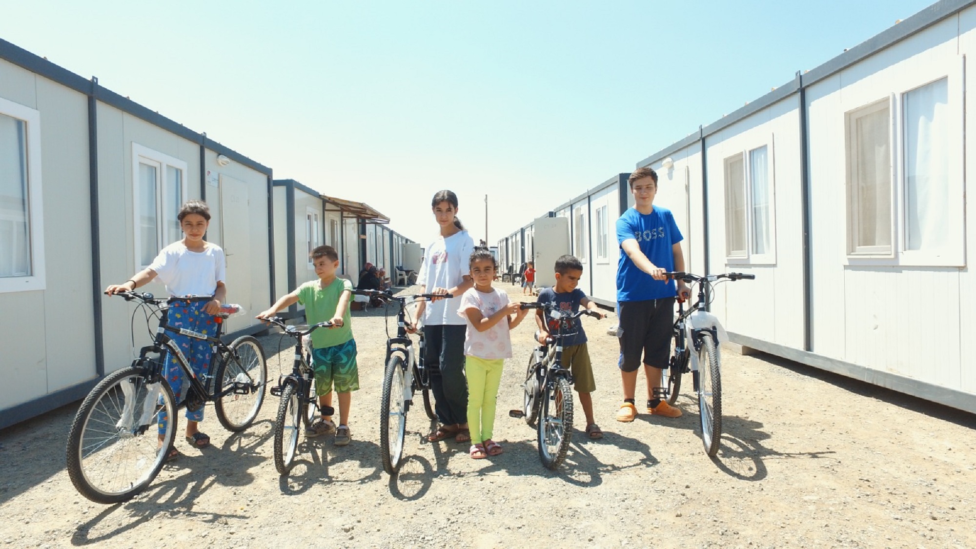 Depremlerden etkilenen İslahiye’de afetzede çocuklara bisiklet hediye edildi