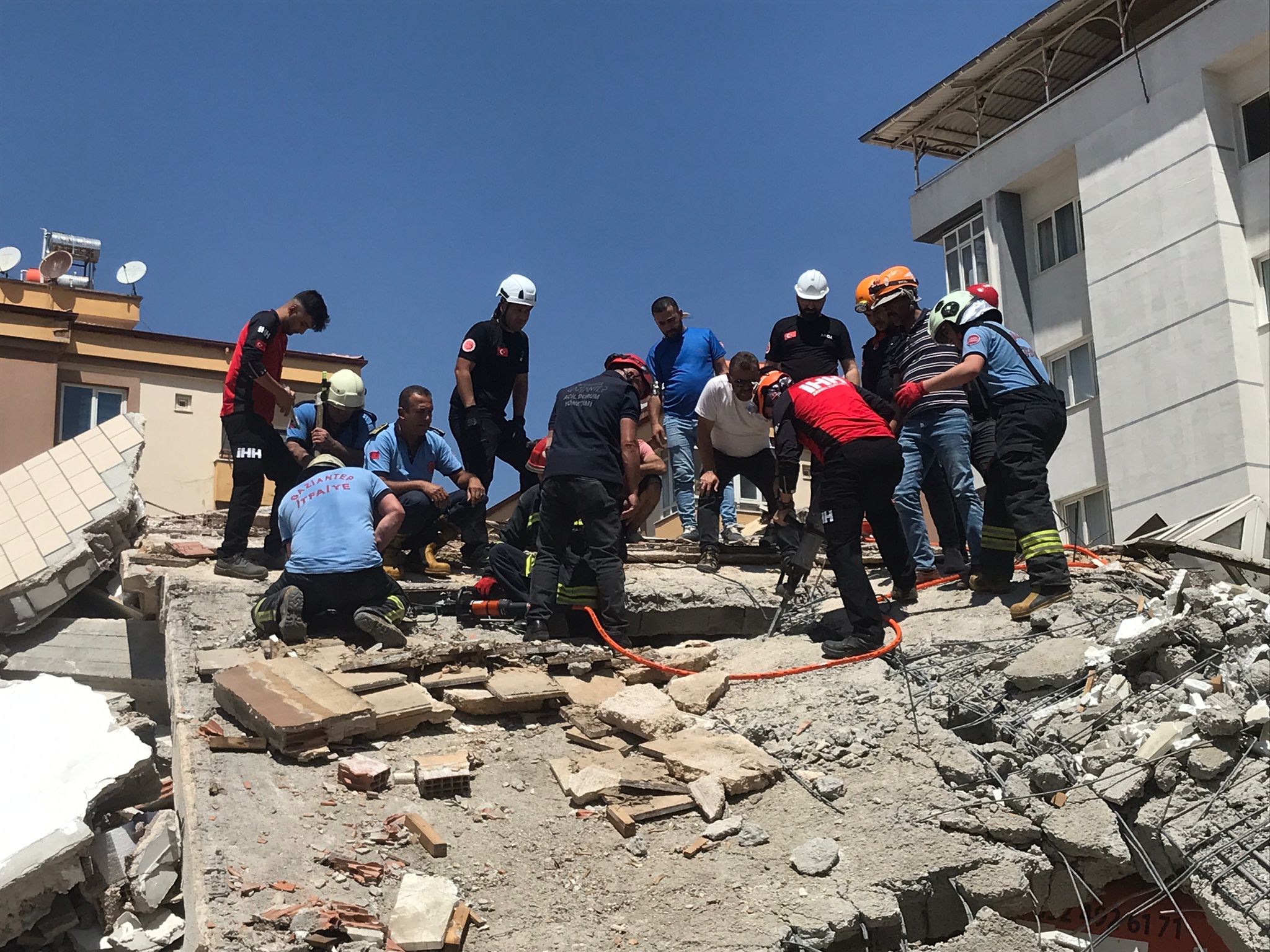 Gaziantep’te yıkım sırasında çöken binanın enkazı altında kalan operatör hayatını kaybetti