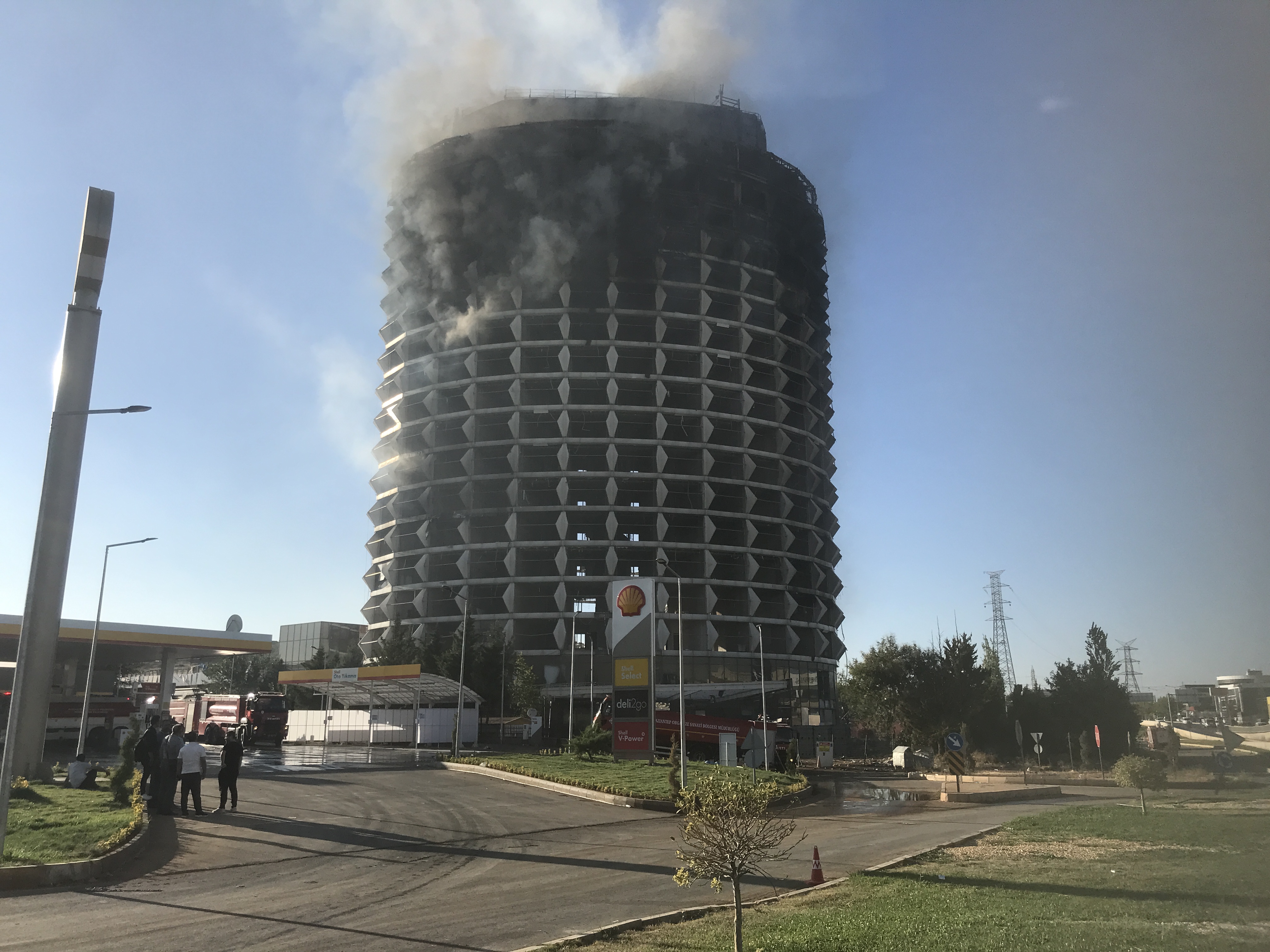 Gaziantep’te kullanılmayan 17 katlı otelde çıkan yangın söndürüldü