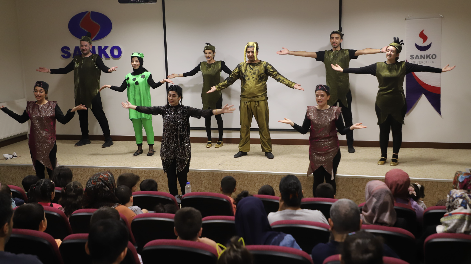 Gaziantep’te depremzede çocuklara tiyatro gösterisi