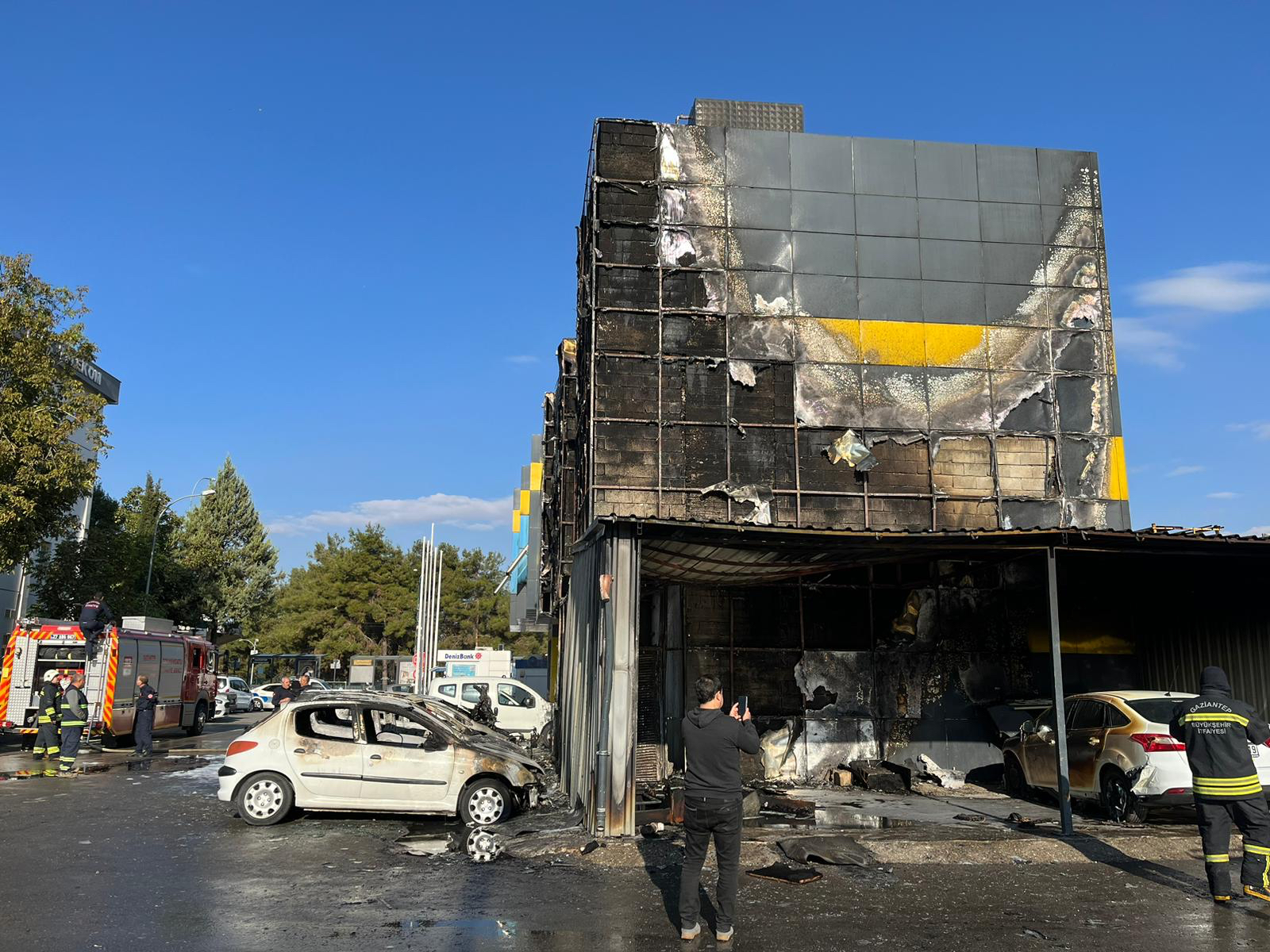 Gaziantep’te iş merkezinde çıkan yangında 5 araç zarar gördü
