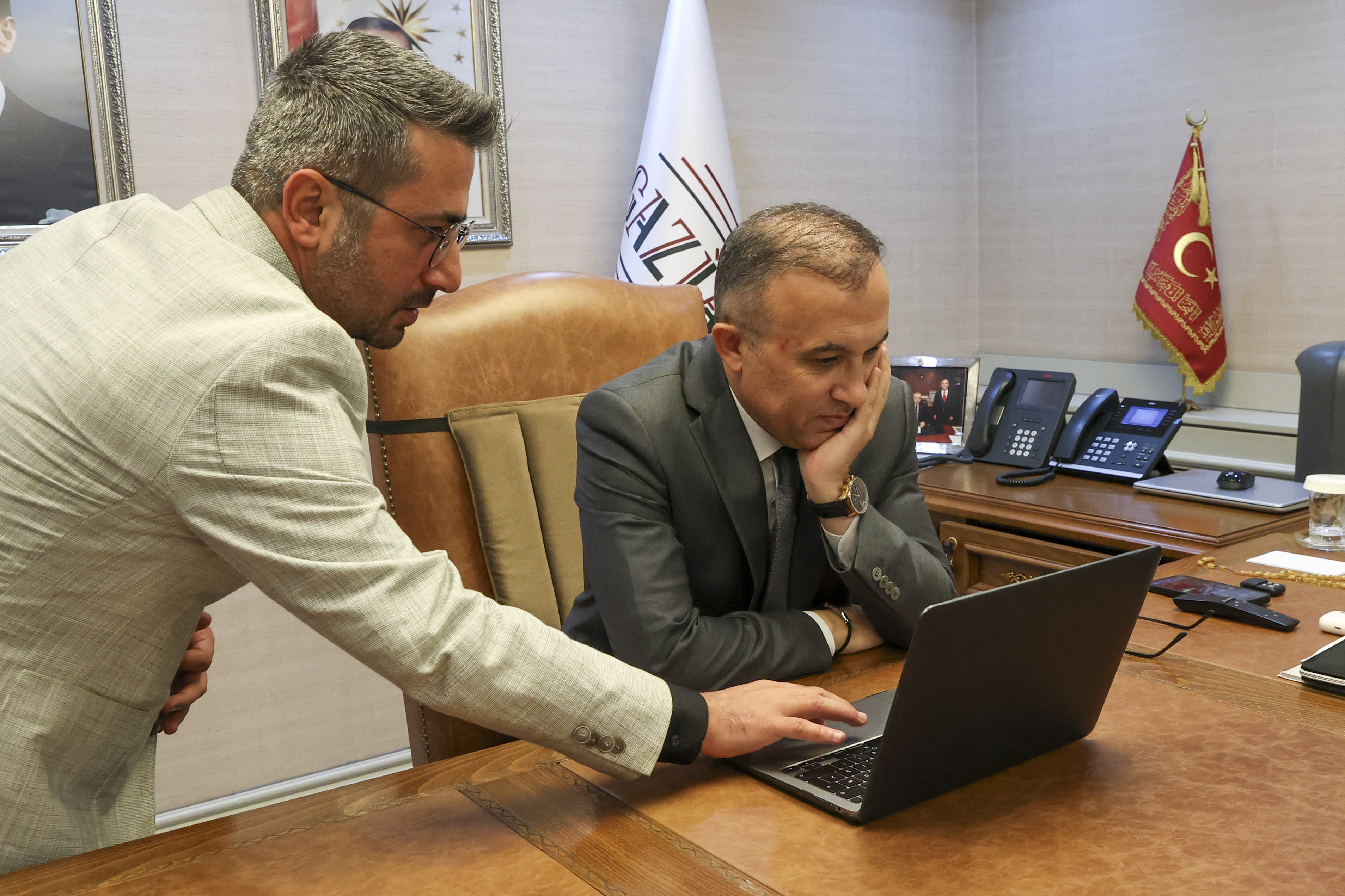 Gaziantep Valisi Çeber, AA’nın “Yılın Kareleri” oylamasına katıldı
