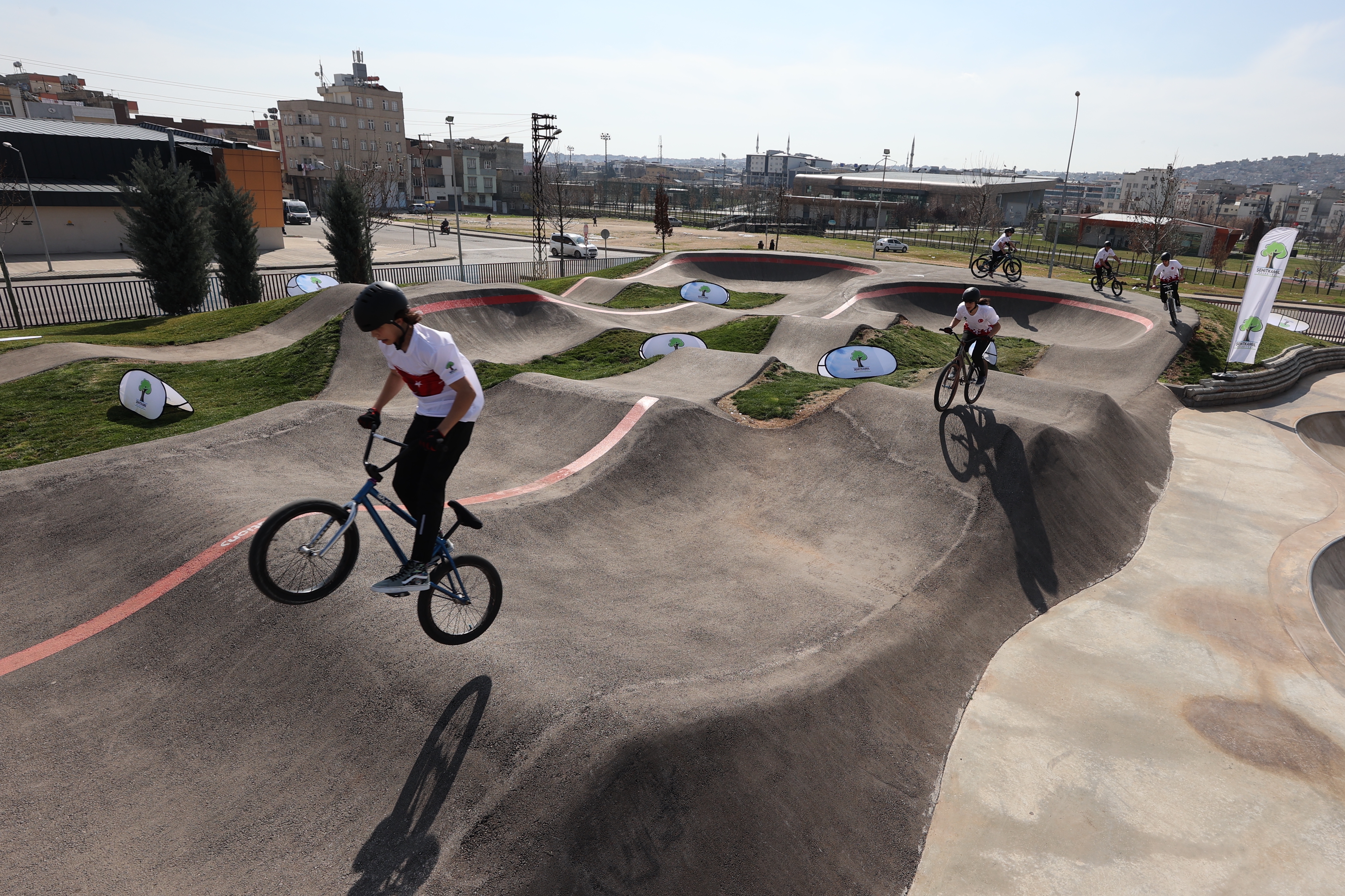 Gaziantep’teki “pump track” parkı gençlere bisikleti sevdiriyor