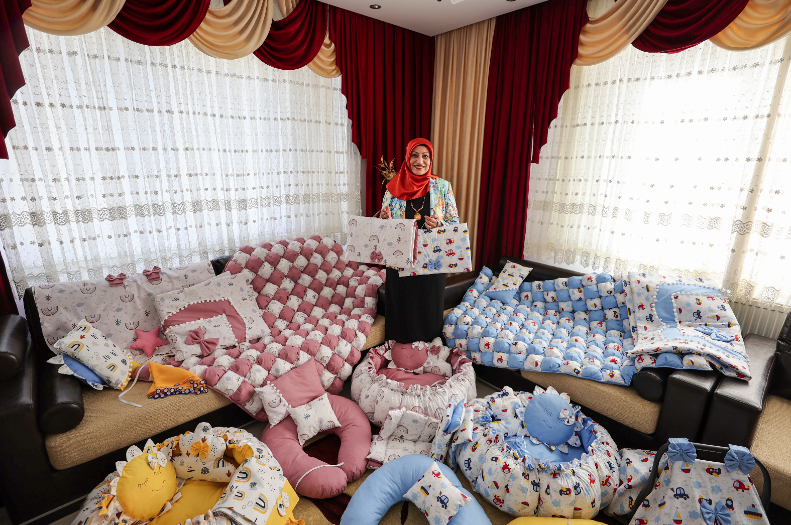 Evinin odasını tekstil atölyesine çeviren kadın yurt dışına da ürün gönderiyor