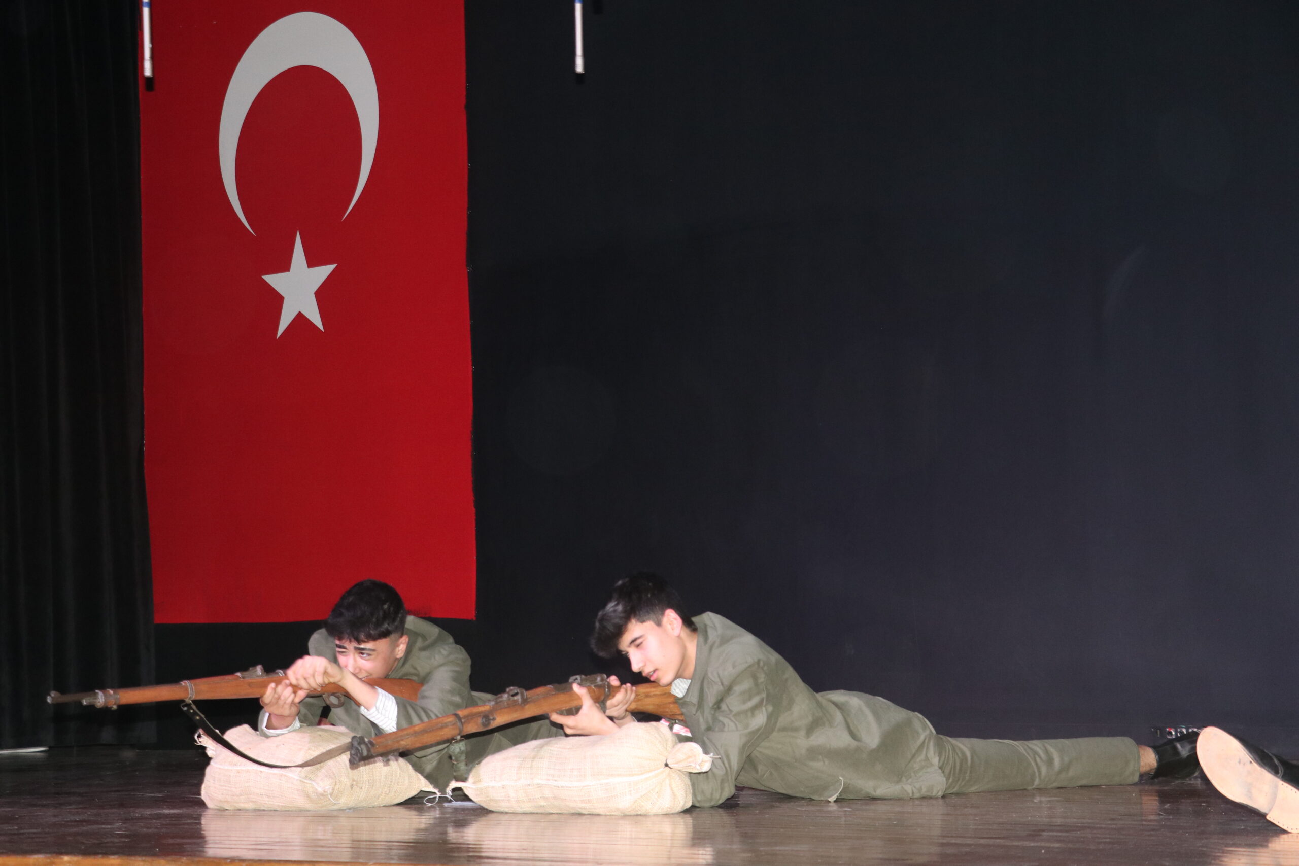 18 Mart Şehitleri Anma Günü ve Çanakkale Deniz Zaferi’nin 109. yıl dönümü dolayısıyla tiyatro gösterisi düzenledi