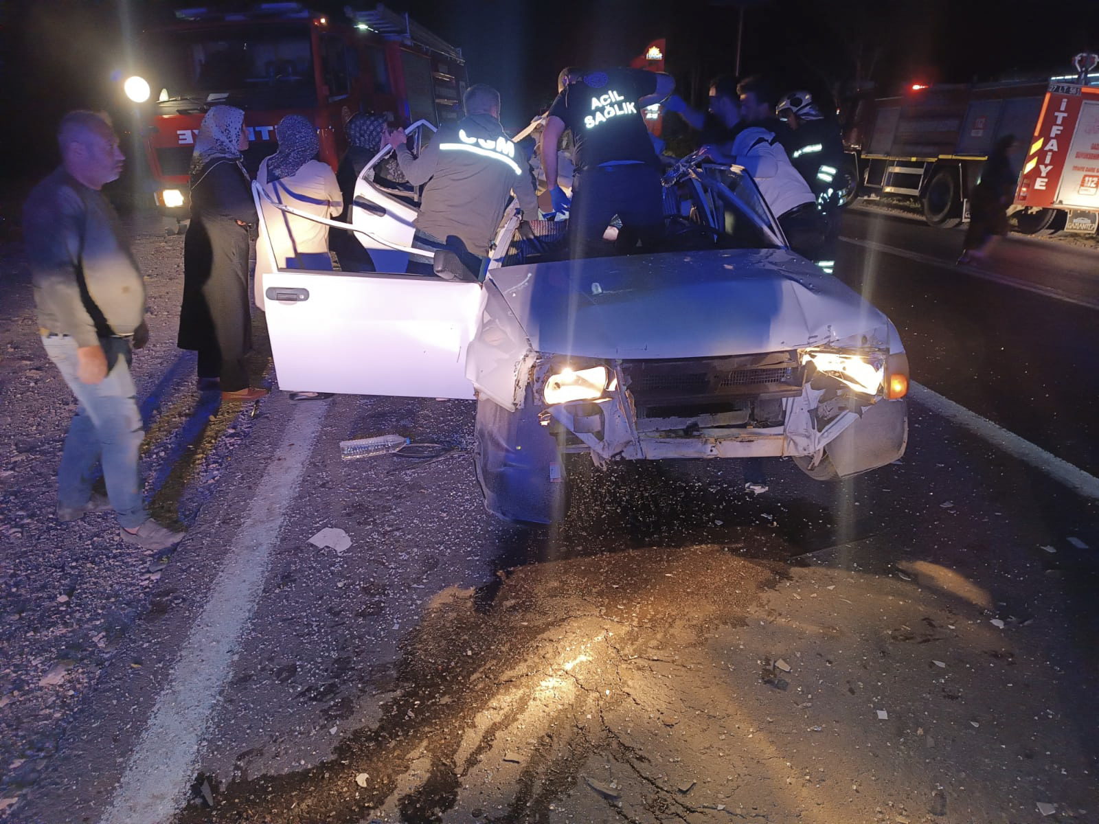 Gaziantep’te traktör römorkuna çarpan otomobildeki 3 kişi yaralandı
