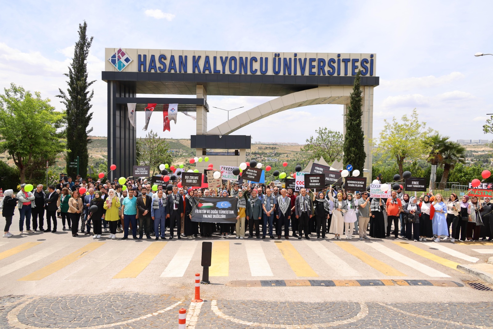 Gaziantep’te üniversite öğrencileri ve akademisyenler Filistin için sessiz yürüyüş yaptı